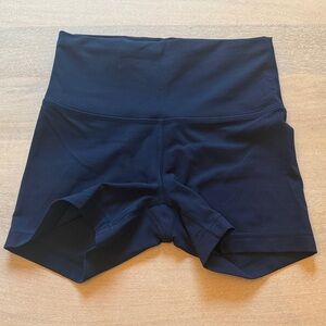 Lululemon navy blue size 6 wunder train 4 inch short